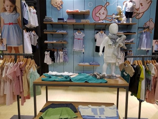 麦西西童装店铺展示