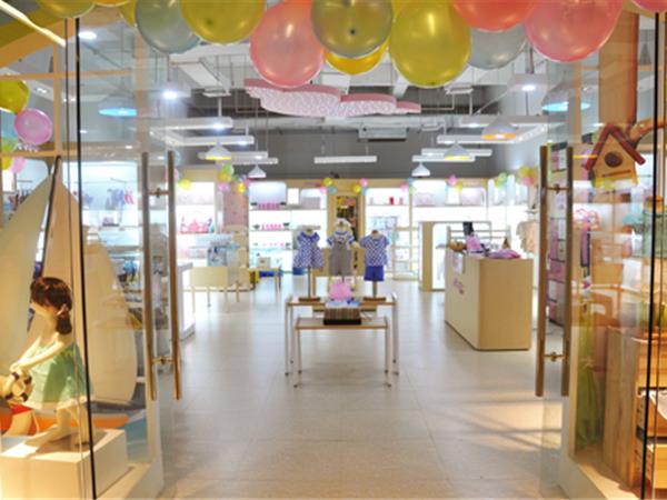 丑丑童装店铺展示