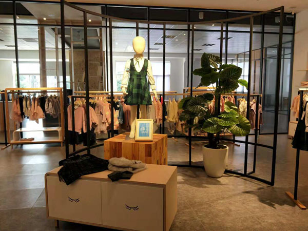瓢虫之家童装店铺展示