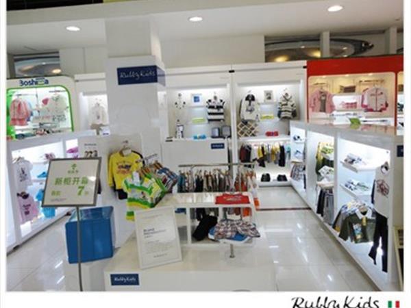 乐比奇童装店铺展示