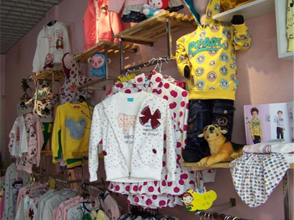 七彩云车童装店铺展示