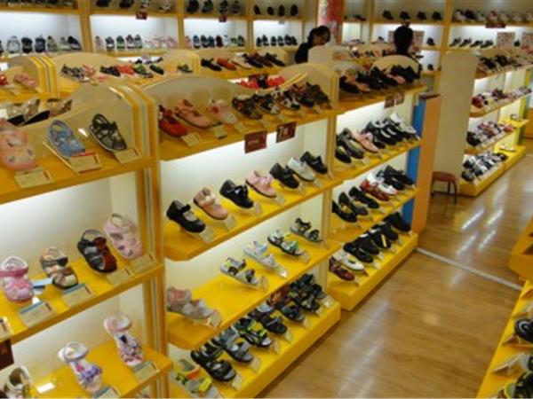 四季熊童鞋童装店铺展示