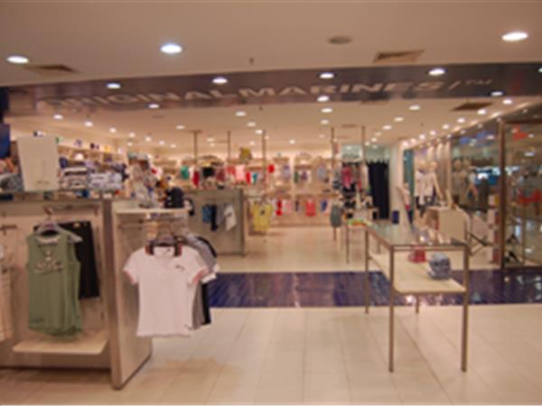 意玛童装店铺展示