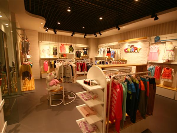 俏比儿童站童装店铺展示