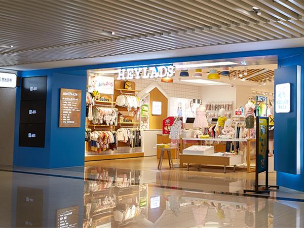 男生女生童装店铺展示