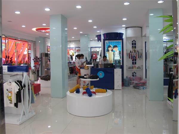 卓儿童装店铺展示