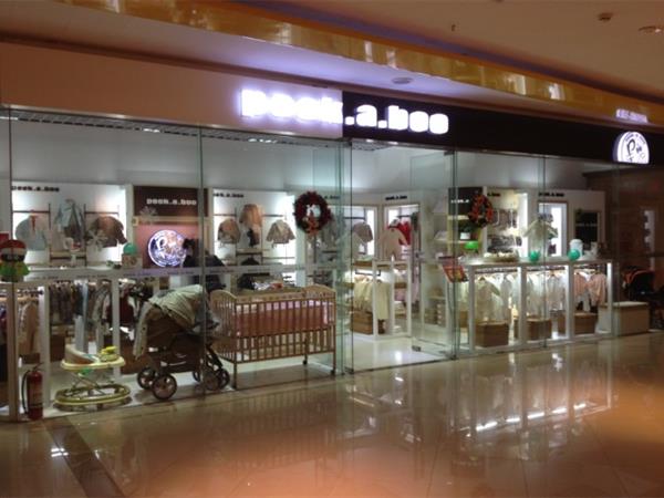 皮卡泡泡童装店铺展示