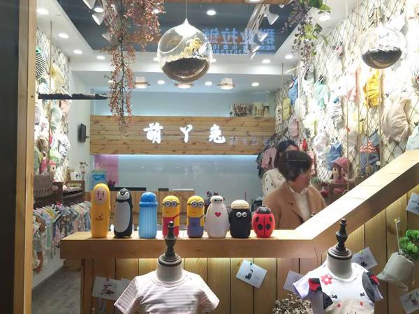 萌丫兔童装店铺展示
