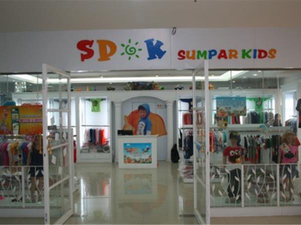 森柏阮童装店铺展示