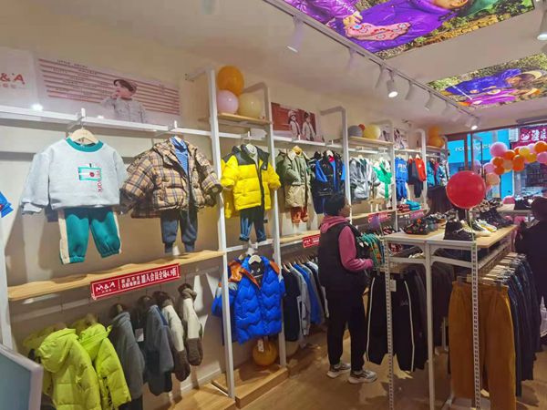 妈爱家童品童装店铺展示