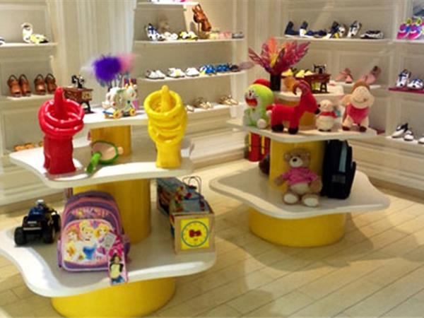 小嘴猴童装店铺展示