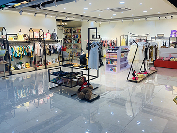 宠来宠趣童装店铺展示