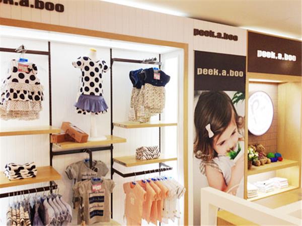 皮卡泡泡童装店铺展示