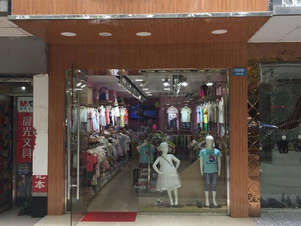 天使衣柜童装店铺展示