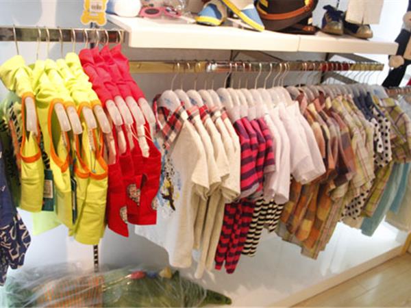 小喇叭童装店铺展示
