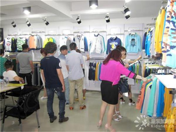 动力宝童装店铺展示