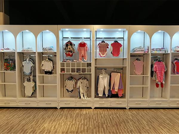 奥米多童装店铺展示