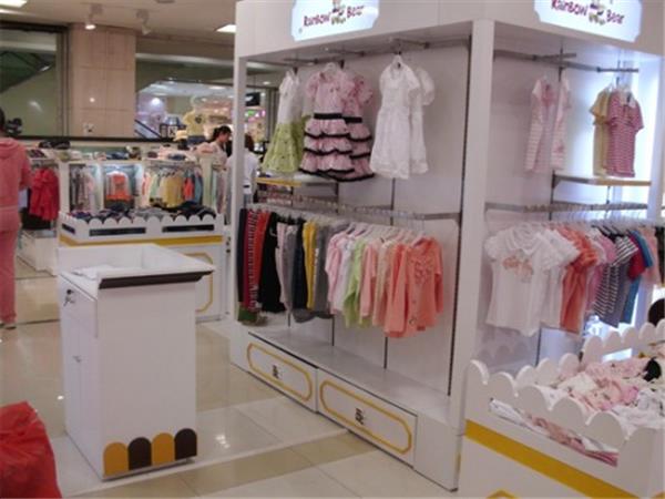 彩虹熊童装店铺展示