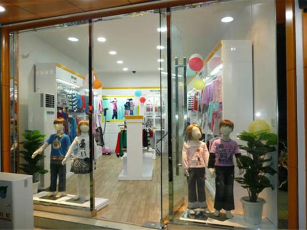 小虎尼可童装店铺展示
