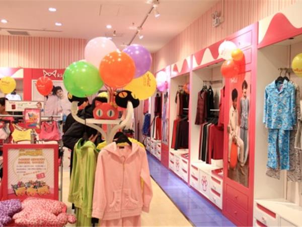 猫人儿童童装店铺展示