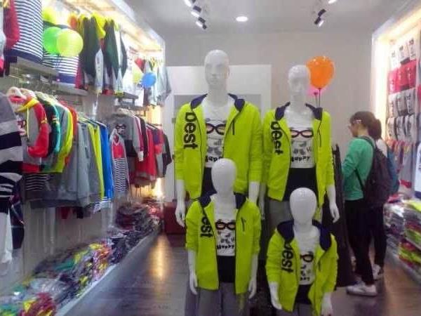 龙子印童装店铺展示