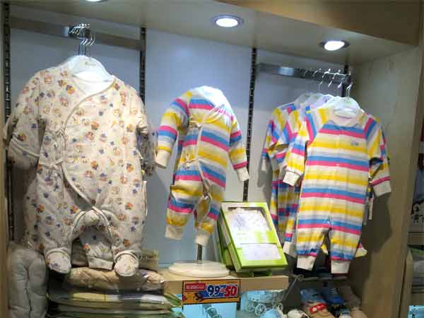 澳恬童装店铺展示
