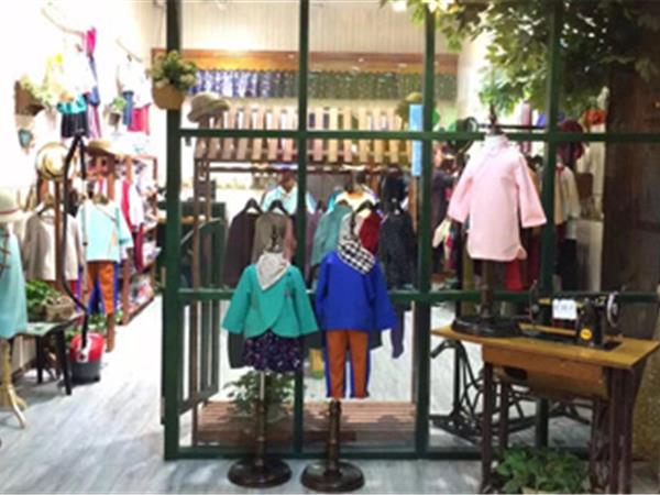 咪多咪彩童装店铺展示
