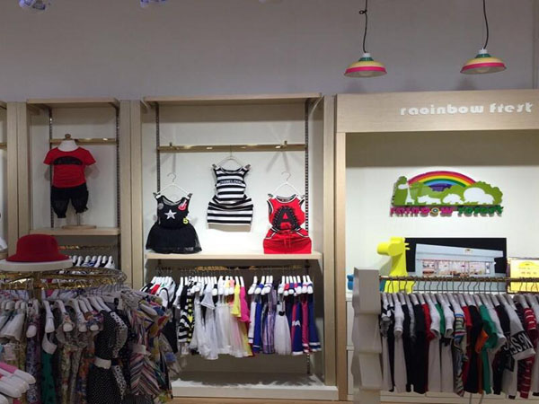 彩虹森林童装店铺展示