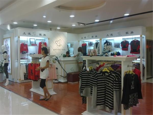 上流家族亲子装童装店铺展示