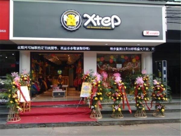 特步儿童童装店铺展示