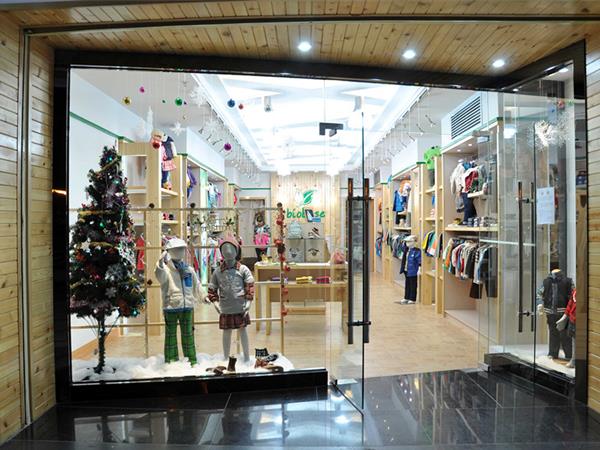 比优贝斯童装店铺展示
