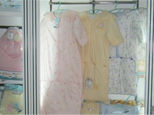 贝贝利安童装店铺展示