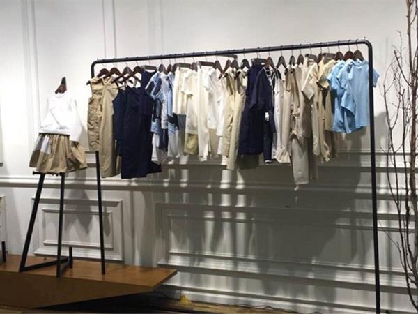籽芽之家童装店铺展示