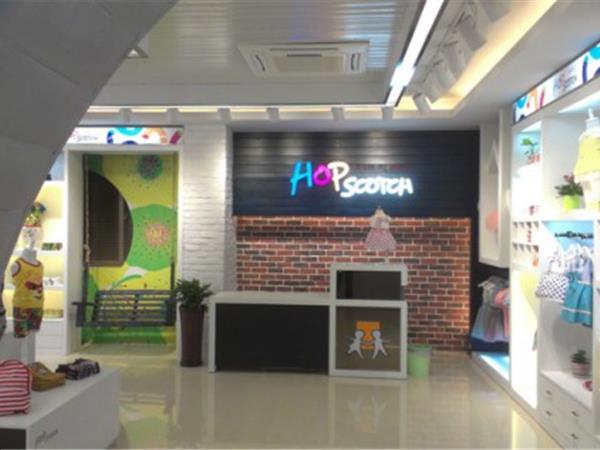 跳格子童装店铺展示