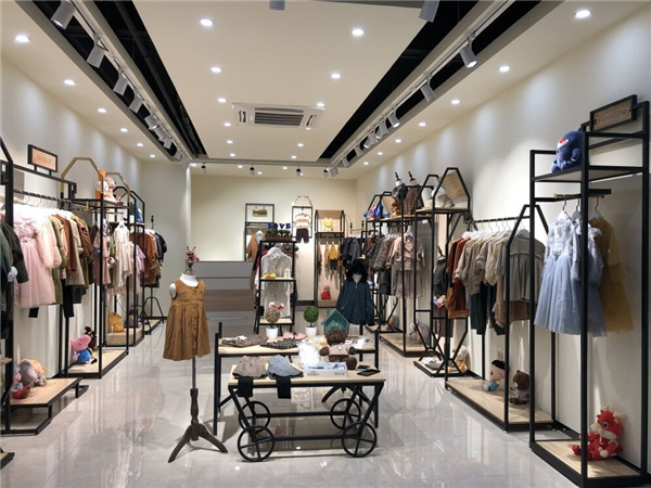 宠来宠趣童装店铺展示