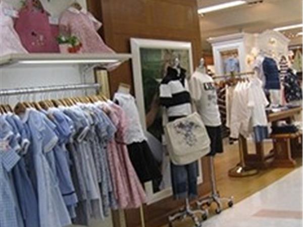 迪尼巴拉童装店铺展示