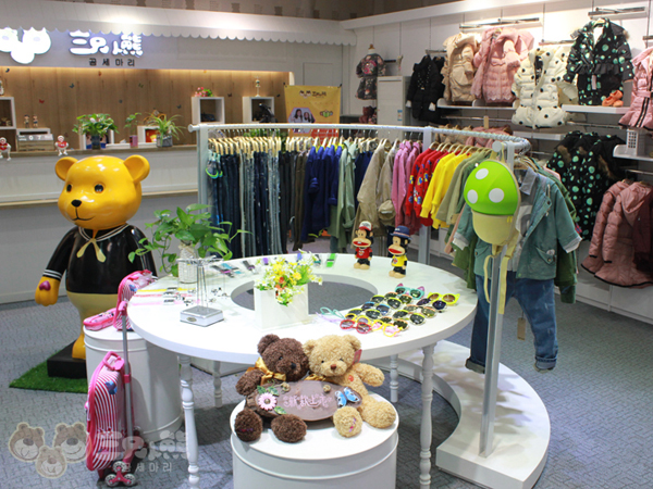三只小熊童装店铺展示