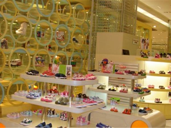 摩根及麦洛童装店铺展示