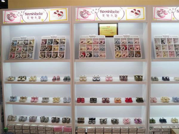 天使之婴童装店铺展示