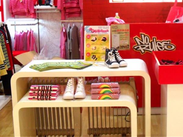 诺路斯童装店铺展示
