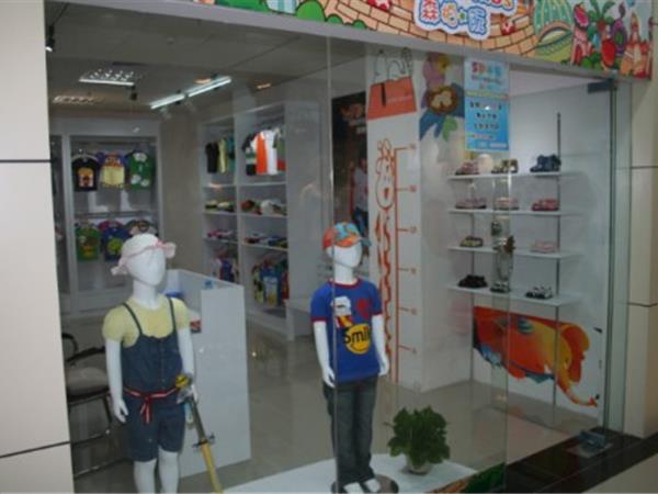 森柏阮童装店铺展示