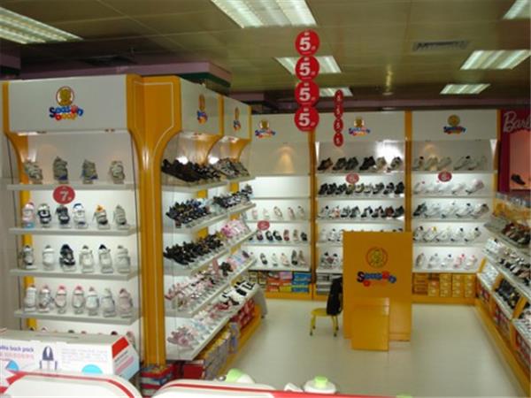 四季熊童鞋童装店铺展示