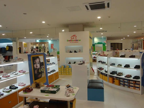 多多马童装店铺展示