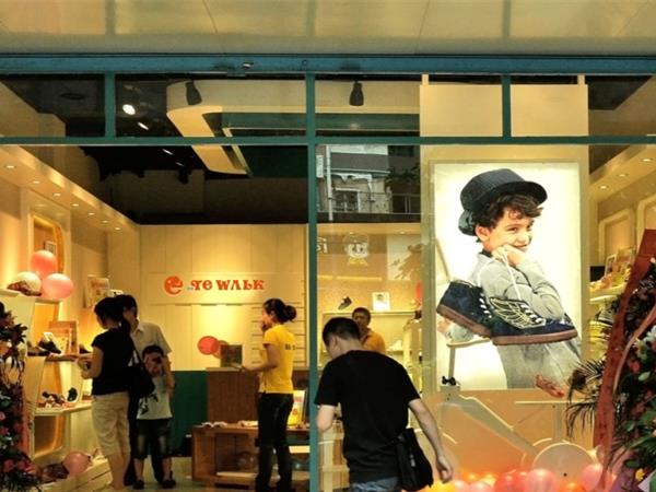 酷酷沃可童装店铺展示