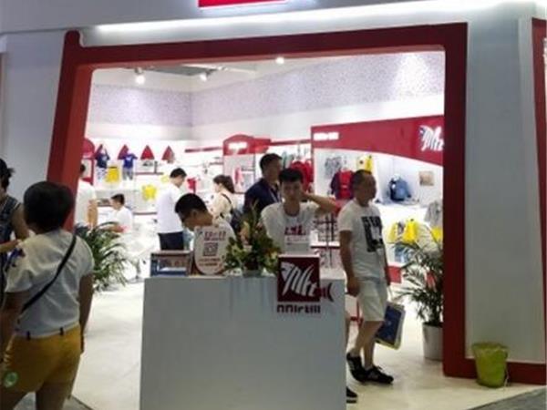 小鲨诺拉童装店铺展示