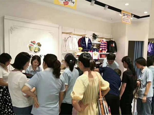 卡儿菲特童装店铺展示